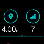 Screenshot op apparaat van een locatiepictogram waaronder '4.00 miles' staat vermeld, naast een trappictogram met '7' daaronder